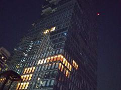 食後はタクシーでチョンノンシー駅前のマハナコンへ
やっぱりメーターを降ろしてくれない
「マハナコンだったら２００バーツでどう？」といきなり初日にぼったくりに遭遇
「今日着いたばかりなので１００バーツしか持ってない」というとそれでいいよ、とちょっと高いけど疲れていたので戦う気力が無く１００バーツにて移動