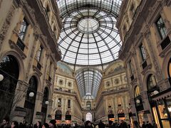 ヴィットリオ・エマヌエーレ2世のガッレリアとはこのアーケードを言う。

ドゥオモとスカラ広場を結ぶ十字型のアーケード。
ガラス天井を通して自然光が入るようになっている。



