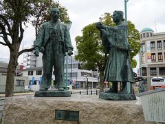 長浜駅前には豊臣秀吉に茶を献上する石田三成の銅像があります。有名な三献茶の逸話を紹介。長浜の町を開いた秀吉、近くの村で生まれた三成は今も特別な存在なのでしょう。




