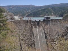 　井川ダムが見えてきました。