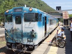 和田山駅で乗り継いだ列車は、竹田城のラッピングをした臨時列車。車内も微妙に椅子の配置が変わっている。一駅だけ走らせれば良いのにと思うが、地元の方の足にもなるようにか、かなり遠くまで走っている。