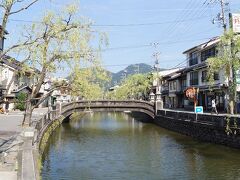 城崎温泉
川の両側に温泉街が広がる。