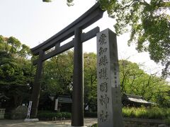 高速バスで名古屋駅に着きました。

駅で、地下鉄1日乗車券を買って出発します。

プロ野球開催時間までは、まだ早いので、
その前に観光してから球場へ行きます。

で、目的地の名古屋城の前に
愛知県護国神社へ来ました。

