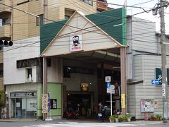 佐竹商店街、日本で２番目に古い商店街ですがこちらもかなりさびれていた。
でも青果店などは、新鮮でいい商品を置いていた。
屋根がある分、店からはり出した配置やレイアウトも可能なのだろう。