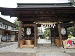 駿河の国から甲斐へ来たのでまずは、甲斐国一宮「浅間神社」へご挨拶。
駿河一宮は浅間大社（せんげんたいしゃ）ですが、こちらは浅間神社（あさまじんじゃ）祭神は、どちらも木花之佐久夜毘売命こと富士山です。「あさま」は古語で「火山」を意味するといわれています。