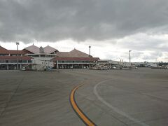 宮古島に到着。
天気は何とか雨降らずにといった感じです。