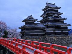 1日目　8：00　長野県松本市　松本城

昨晩出発して長野道/駒ヶ岳SAにて車中泊、6時起床。


駐車場　有り