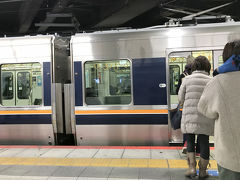 というわけで、大阪に到着。
写真では2枚目ですが東京から大阪まで約4時間。座りっぱなしで腰が痛くなっちゃいました。

在来線に乗りかえて、宿のある天王寺駅へ向かいます。