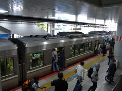 10:53。
新大阪駅に着きました。

新快速は速いですねー。
車で移動していたら、最低1時間はかかっていたところです。

東京地区では沿線住民への騒音・振動問題等で難しいのかもしれませんが、導入を強く希望します。