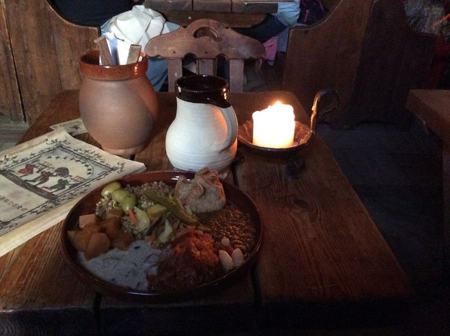 蜂蜜黒ビールと野菜の盛り合わせを頼んだ。ビールはほどよい甘さでとても美味しい。この陶器のビールジョッキも素朴な作りだ。料理は時間がかかったけど店内が興味深くて退屈しなかった。