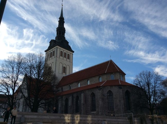 教会の前の広場にはベンチがあって街歩きの時は休憩に便利。