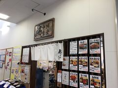 そんな10時からオープンしていた、この店「魚市場食堂」へ入ってみます。
といっても、すでに店内満員だったので、リストに名前書いて（2番目）待つとする。

駅で写真とか撮ってないで、とっととここに来てりゃ最初っから入れたかも。