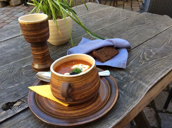 エストニアのスープセリヤンカスープをお店の外のデッキで飲んだ。（この日のスープは１種類のみ） 具沢山でパンも付いているのでこれだけで軽い食事になる。壺に入ったスープはボリュームたっぷりでとても体が温まった。