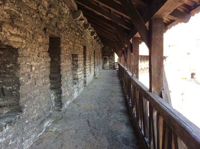 上には誰もいなくて心細くなった。城壁からは隣の学校を見ることが出来た。