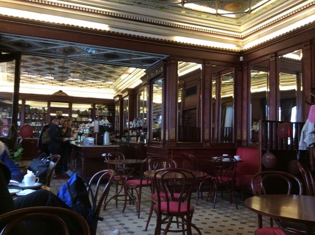 店内は木製の落ち着いた内装にゴールドの天井模様が華やかで、ヨーロッパのカフェ。