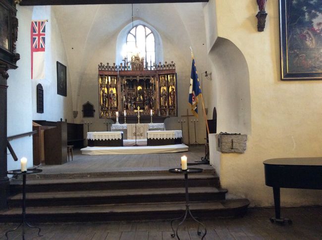 教会内は入場無料で意外とシンプルな造り。<br />