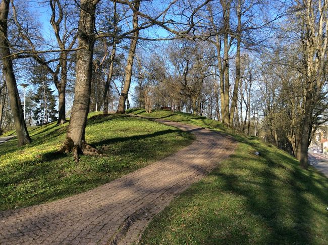 城壁の外側は緑の公園になっている。城壁の外の道に沿って街を一周してみた。