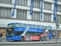 ホテルに戻って預けていた荷物を受け取り、中央駅へ向かいます。

駅前に停まっていた観光バス、バイエルンミュンヘンの広告車でした。