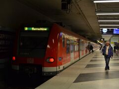 Flughafen München Franz Josef Strauß

空港駅に到着です。正式名は"ミュンヘン フランツ・ヨーゼフ・シュトラウス空港"だそうです。長い。。