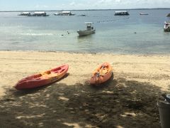 小舟に乗って砂浜から少し沖合にあるフィリピン独特のバンカーボートへ向かいます
バンカーボートで沖合に出てバナナボート
半年前に沖縄でやったのよりも威力が強すぎて想定外の出来事が…笑