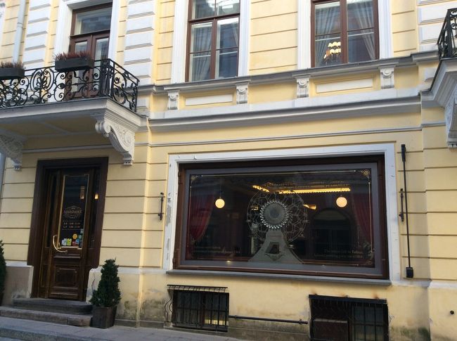 マイアスモック（Maiasmokk）<br />タリン最古の老舗カフェでお茶にすることにした。窓辺には金色の観覧車が目立つ。