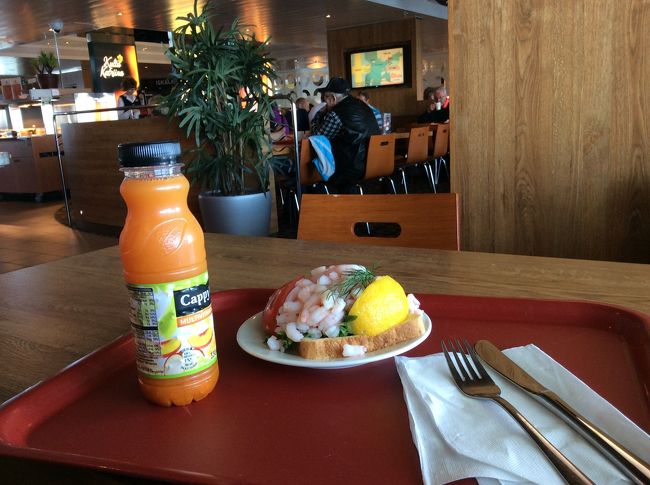 シュリンプのオープンサンドとオレンジジュース<br />