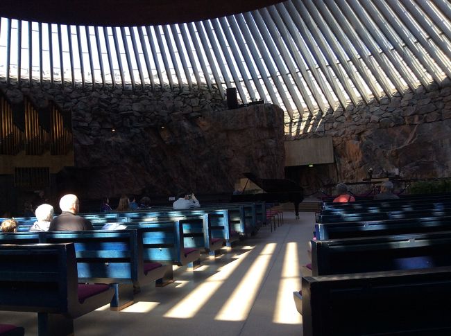 テンペリアウキオ教会<br />今日の午後は帰国の日　有名な岩の教会に行った。教会内ではオルガンの美しい音色が響いていた。その後はハカニエミのオールドマーケットのお店でスープを飲んでバスで空港まで行った。ヘルシンキでは日本人の若い女の子の一人旅をたくさんの見かけた。安全でどんな買い物でもカード支払いできてよかった！セントレアから直行便があるので旅行しやすいね。