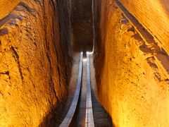 門の中へと入り奥を覗くと見えてくるのが、この不思議な構造物。
この不思議な階段状の物がなんであるか分かるだろうか。

コレは六分儀の地下部分で、15世紀にアミール・ティムールの孫であるウルグベク王が作ったものだ。

