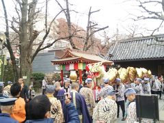 金龍の舞
一度観てみたかったのです！
伝法院から出発とのこと、門前は始まる前から人だかり。でも門前にいたら邪魔にされるんじゃない？？