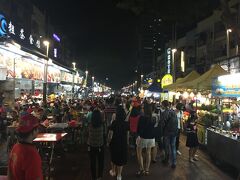 MRTで移動して
アロー通りの屋台へ