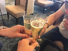 KLIAにて、pさんはマレーシア航空でシンガポールへ、mさんと私はANAで羽田に向かいますが、同じマレーシア航空ラウンジが使えますので、スパークリングワインで乾杯～♪、