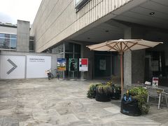 
到着日はイースターホリデイで、しかも日曜日なので、お土産屋さんくらいしか開いているお店もありません

スイス・フレキシーパスで無料ということでチューリッヒ美術館に向かいました

川沿いに北上してからレーミ通り沿いに行くと、入口の場所が裏側だったのでグルリと回って行きました

スイスパスで以前は無料でしたが、拡張されたからでしょうか16Sfrが団体料金と同じく11Sfrに割引になるだけでした

荷物や上着は、2Sfr入れて使用するロッカーに入れてから見て回ります
