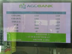 　ミャンマーは初めてですし、滞在できる日数にも限りがあるので、現地の旅行社に手配をお願いしていました。ヤンゴン国際空港の到着ロビーで無事に日本語ガイドのピューピューさんと合流。まずはレートのチェック。噂に聞いていた通り、米ドルでも高額紙幣と定額紙幣ではレートが違いますね。まずは300＄を両替しました。厳しいと噂のチェックも無事切り抜けて398100チャットを手に入れました。