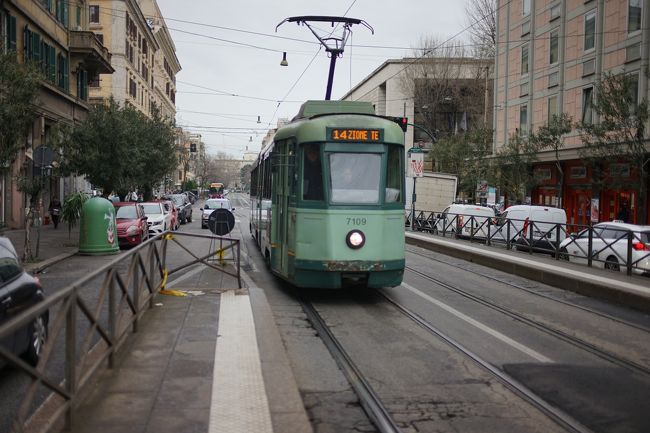 翌朝、1日券を購入して早速トラムでナヴォーナ付近まで移動。