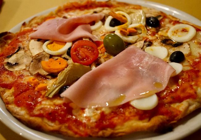 具沢山のピザ、カプリチョーザ。ローマのピザはパリパリ。好みとしてはナポリのモチモチが好きかな。