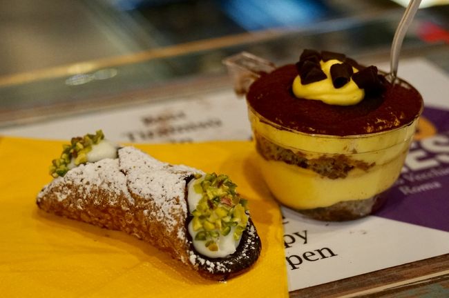 食後、道を挟んで隣のお店『Two Sizes』でティラミス。…POMPIの方が好きかな～