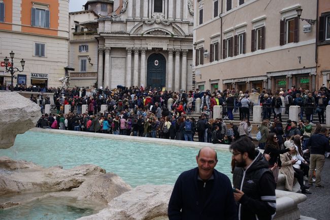 うわー 小雨混じりなのに人がいっぱい。