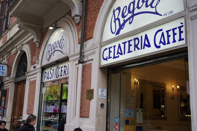 最後にローマのスイーツ『マリトッツォ』を食べるべく、人気のお店『Regoli Pasticceria』に行った。