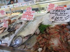 再び　マーケットの中へ　

Pike Place Fish Market

ここは　お魚を投げて　
店員さんがキャッチするので　
ちょこっと有名
