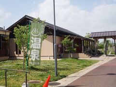 　やはり温泉には入ってこそ！というわけで、ふたたび広域公園に戻り、川の駅「恋ほたる」の温泉館に来てみました。
　2011年の新幹線開業に合わせてオープンのはずが、施工不良が見つかり半年遅れに。ようやくオープンした直後の2012年に起きた九州北部豪雨で５ヶ月間の休業を余儀なくされた、悲運の温泉でもあります。