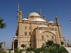 この日は元々終日考古学博物館に行く予定にしていましたが、前日のツアーでカイロ市内の移動の難しさを感じたので昨日のガイドさんに急遽お願いしてカイロ市内を巡るプライベートツアーに参加することしました。ホテルからカイロ方面に向かう道路は案の定かなりの混雑で時間がかかりましたが、最初のモスクに到着。ガーマ・ムハンマド・アリ モスクです。1857年に完成したそうです。