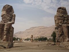 昼食前にメムノンの巨像で写真撮影です。
メムノンの巨像はアメンホテプ３世が作った巨像でトロイア戦争に登場するエチオピア王メムノーンに由来していて高さは約18mです。さくっと写真を撮って移動します。