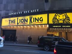 NY・マンハッタン【Minskoff Theatre】

1997年11月13日初演のロングランながらも未だに大人気の
ディズニーミュージカル「ライオンキング（THE LION KING）」が
公演されている『ミンスコフ劇場』の写真。

タイムズスクエアのど真ん中にある劇場としても知られています。

https://broadwaydirect.com/theatre/minskoff-theatre