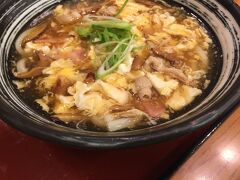 少し早めの昼食を、駅ナカのうどん屋さんで食べることに。
中華風の玉子とじうどん、美味しかった！