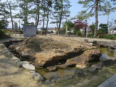 和倉温泉は1200年とされる歴史の古い温泉です。
地名の和倉とは「湧く浦」、つまり湯の湧く浦（入り江）であり、海の中から発見されたことに由来するそうです。
弁天崎源泉公園の亀岩に、ここの伝説が記されてました。
『亀にそっくりの亀岩は、埋め立てられた後に残った弁天島の一部で、長さ6.5メートル、幅5メートルほどで、昔この岩の周囲から温泉がブクブク湧き出ている様子が、亀が海の中で息をしているように見え、お化け亀とか人が落ちたら浮いてこないなどの伝説も残されています。
泡はお化けガメの呼吸ではないかと噂されていました。
しかし、ある時、夫婦が一羽の白鷺が傷ついた足を海に入れ、その後元気に飛んでいったのを不思議に思って、海に手を入れ、お湯を発見したと伝えられてます。』
