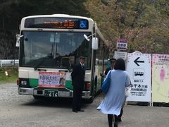 京都駅の近鉄チケット売場に並んで購入

「もう桜は葉桜でほとんど終わってますけど、よろしいですか? ロープウェイも運休中です」と言われたが、いずれもネットで学習済み

口頭で言われると、物好きですね !! と言われているように感じる

吉野駅に到着したら、駅前からバスに乗り換える

バスも混雑するということだったので、列車が到着する前に、車内で先頭に移動して、すぐに出られるように待機していました

このバスはICOCAなども使えます
