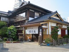 今回お世話になった渡月庵(旧柴端別館)です。
大正浪漫の宿と紹介される通り、
『渡月庵(旧柴端別館)が建てられたのは大正四年（1915年）。近代的な旅館が建ち並ぶ和倉温泉にあって、渡月橋近くにひっそりと建つ渡月庵はほんとうに小さな宿ですが、和倉温泉の旅館としては最古の、数寄屋造りの建造物として知られています。この建造物には、有名な歌人や皇室の方々も訪れたと記録に残っております。』（ホームページより）