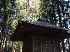 
1周したら下山し金峯神社の少し下にある義経隠塔を見ました

史実かどうか別としても、義経、静御前、弁慶らが京都からこの険しい山の奥まで落ち延びて歩いたことに、何か心を打つものがありますね