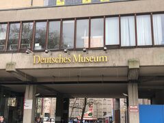 お酒だったらうちなんちゅにもドイツ人にも負けない！
と、思っていましたが、旅疲れもあって少し酔った気がします。
青空市場で蜂蜜を買って、バスでドイツ博物館にやってきました。