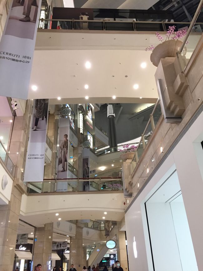 中は天井が吹き抜け広々とした空間がありました。<br />高級ブランド店がたくさん入っています。